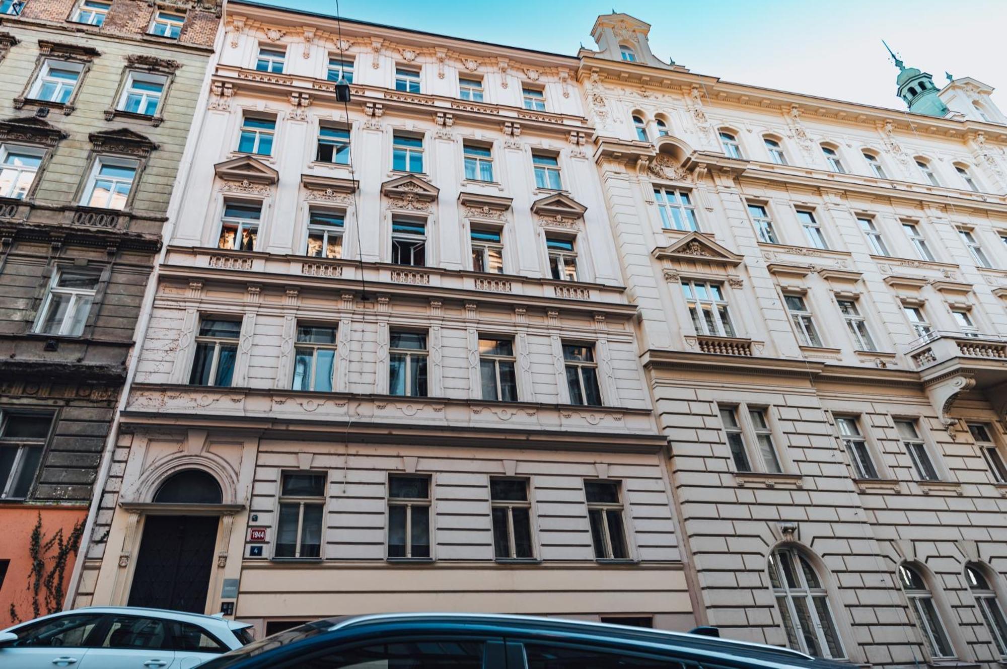 Two-level With A Terrace Near The Vltava River Prag